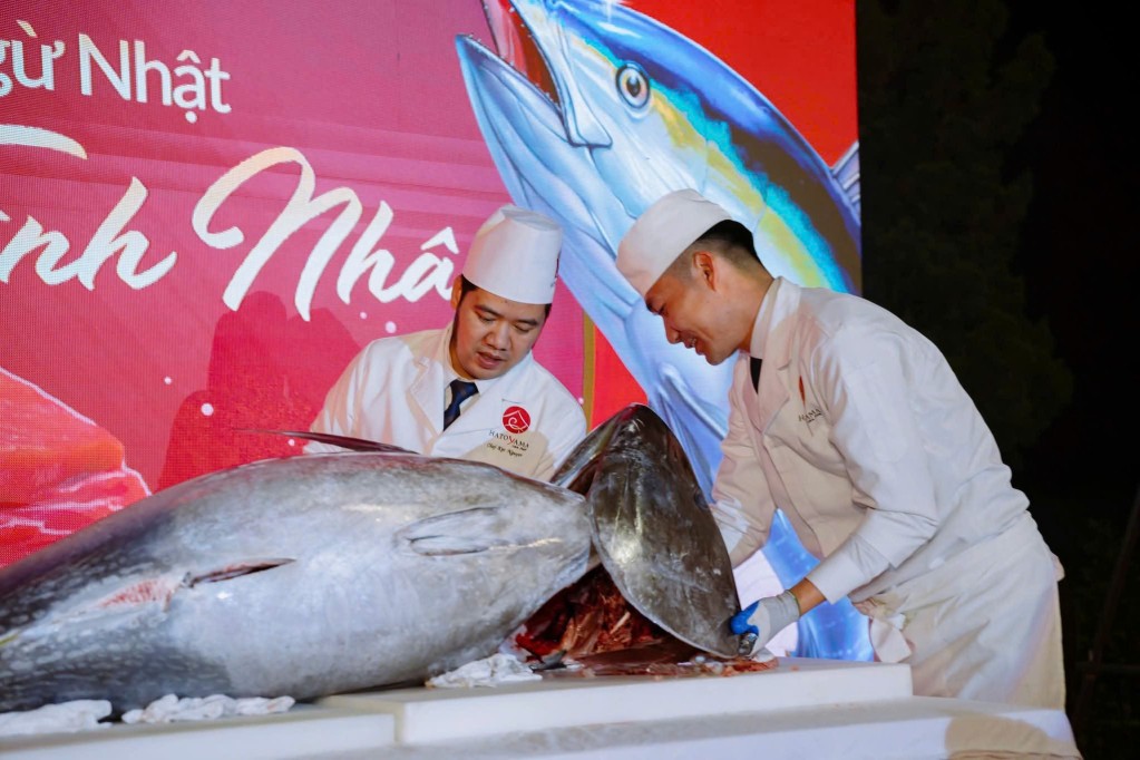 man-trinh-dien-xe-thit-ca-ngu-dai-duong-nang-218kg-cua-cac-dau-bep-den-tu-nha-hang-nhat-ban-1777213857.jpg